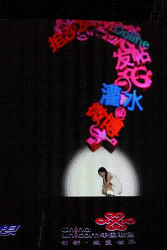 在今年5月的一場(chǎng)多媒體秀上,中國(guó)聯(lián)通展示其多樣“沃”網(wǎng)功能,其中就包括上微博